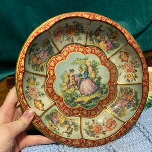 England 1971 Daher Courting Lovers Colorful Tin Bowl